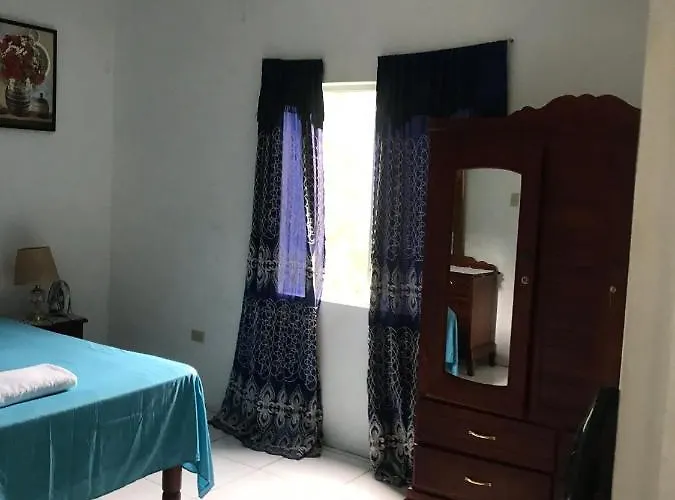 June's Comfort Paradise Apartment Runaway Bay